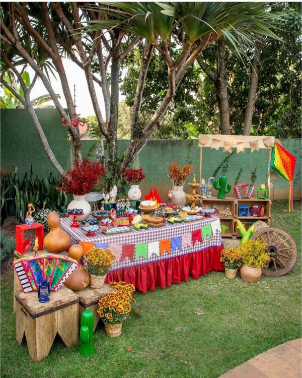 Transforme sua Casa: Decoração de Festa Junina com Juta e Chita