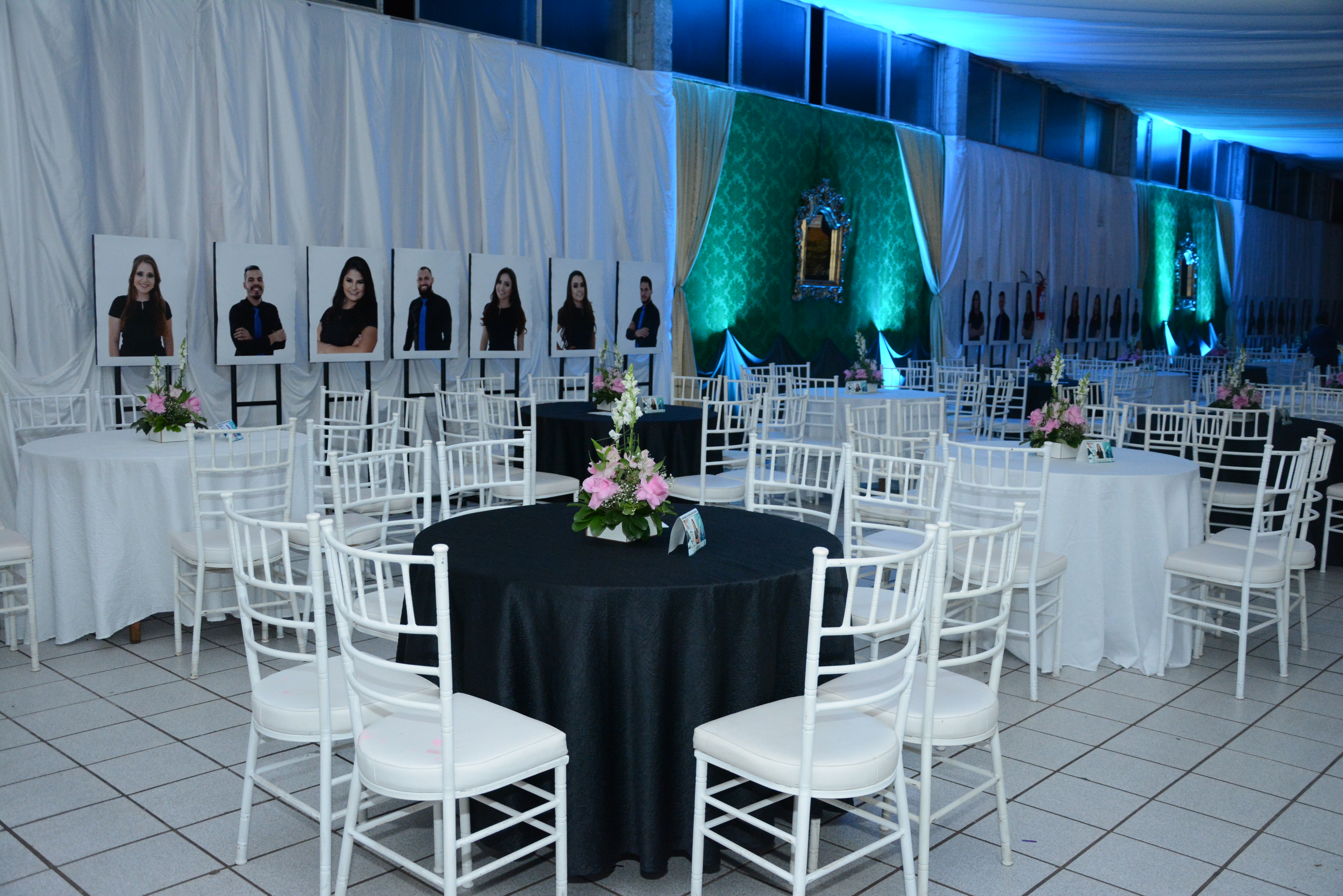 Além dos Balões: Como Usar Iluminação e Mobiliário para uma Formatura Azul Perfeita