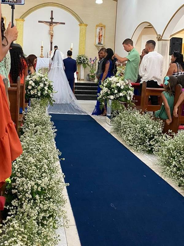 Como Decorar o Altar da Igreja com Flores Azuis e Brancas