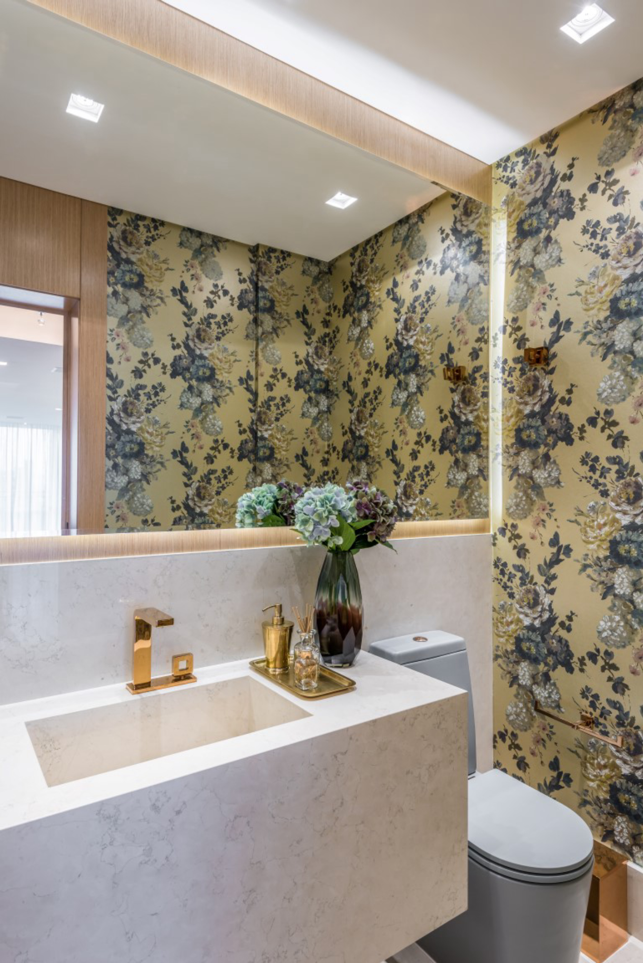 5 ideias de decoração para lavabos modernos
Como escolher revestimentos para lavabo em 2026
Iluminação e espelhos: o segredo para um lavabo elegante
Acessórios que transformam seu lavabo
Tendências de cores e materiais para lavabos