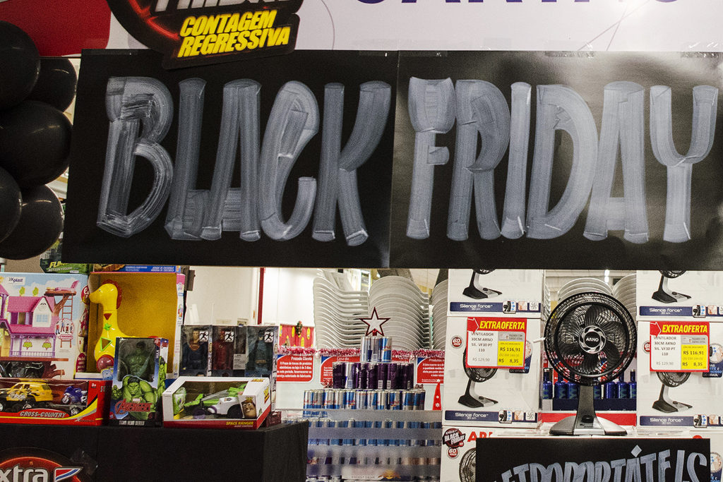 O Poder dos Balões e Adesivos na Ambientação da sua Loja para a Black Friday