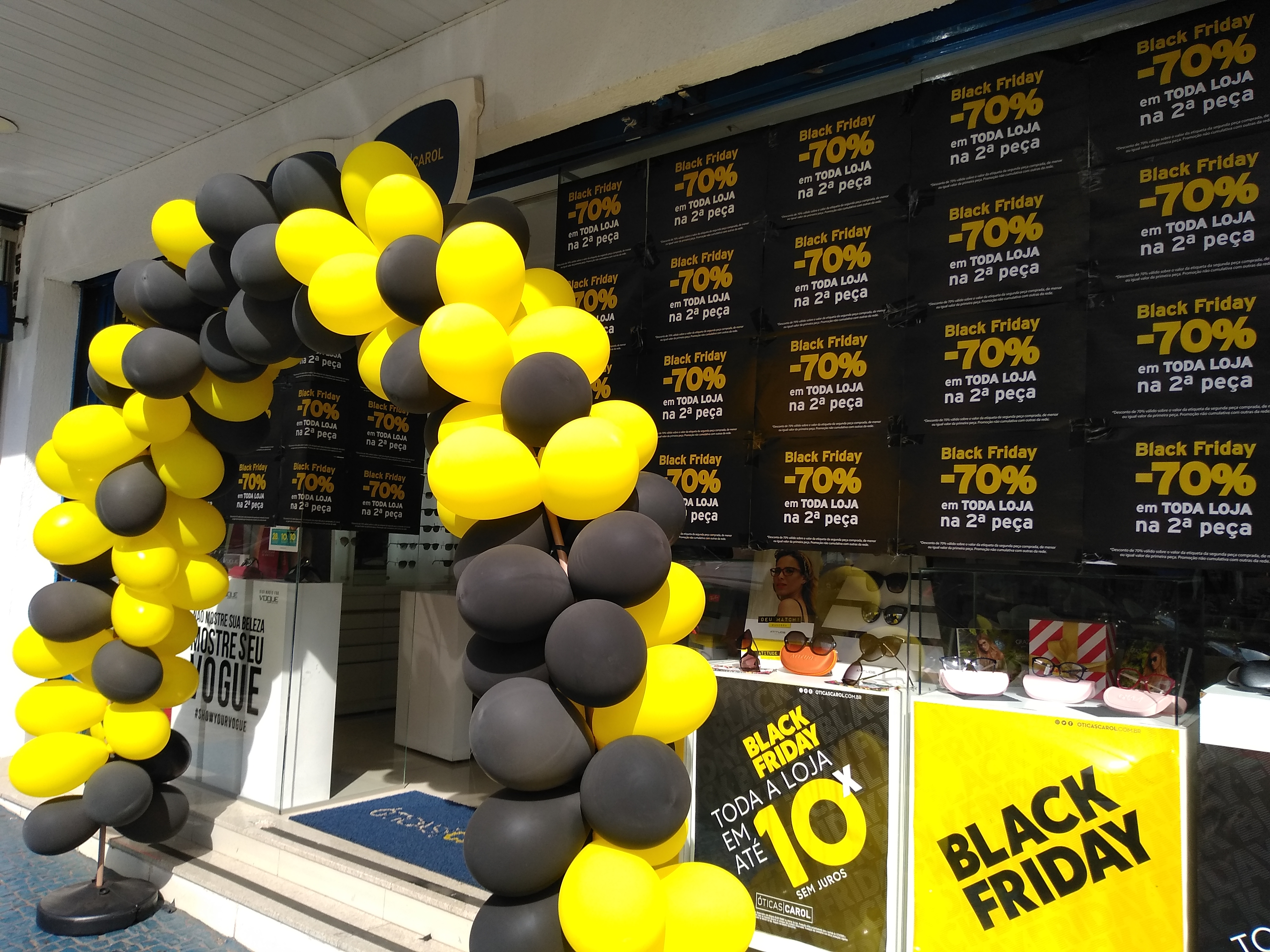 O Poder dos Balões e Adesivos na Ambientação da sua Loja para a Black Friday