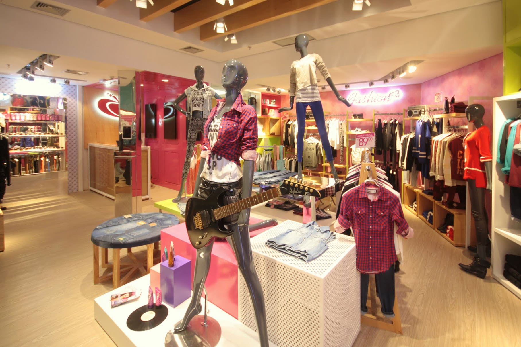 Tendências de Decoração para Lojas de Roupas Femininas em 2025: Cores