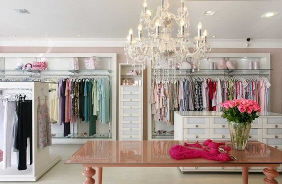 Guia Completo: Como Escolher o Estilo de Decoração Ideal para Sua Loja de Roupas Feminina