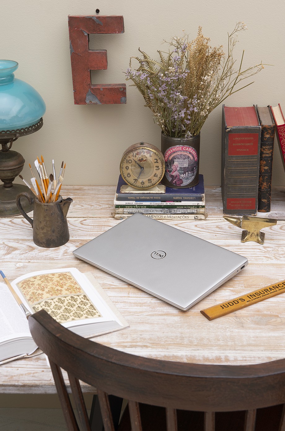 Tendências de decoração para mesas de escritório: Industrial vs. Minimalista