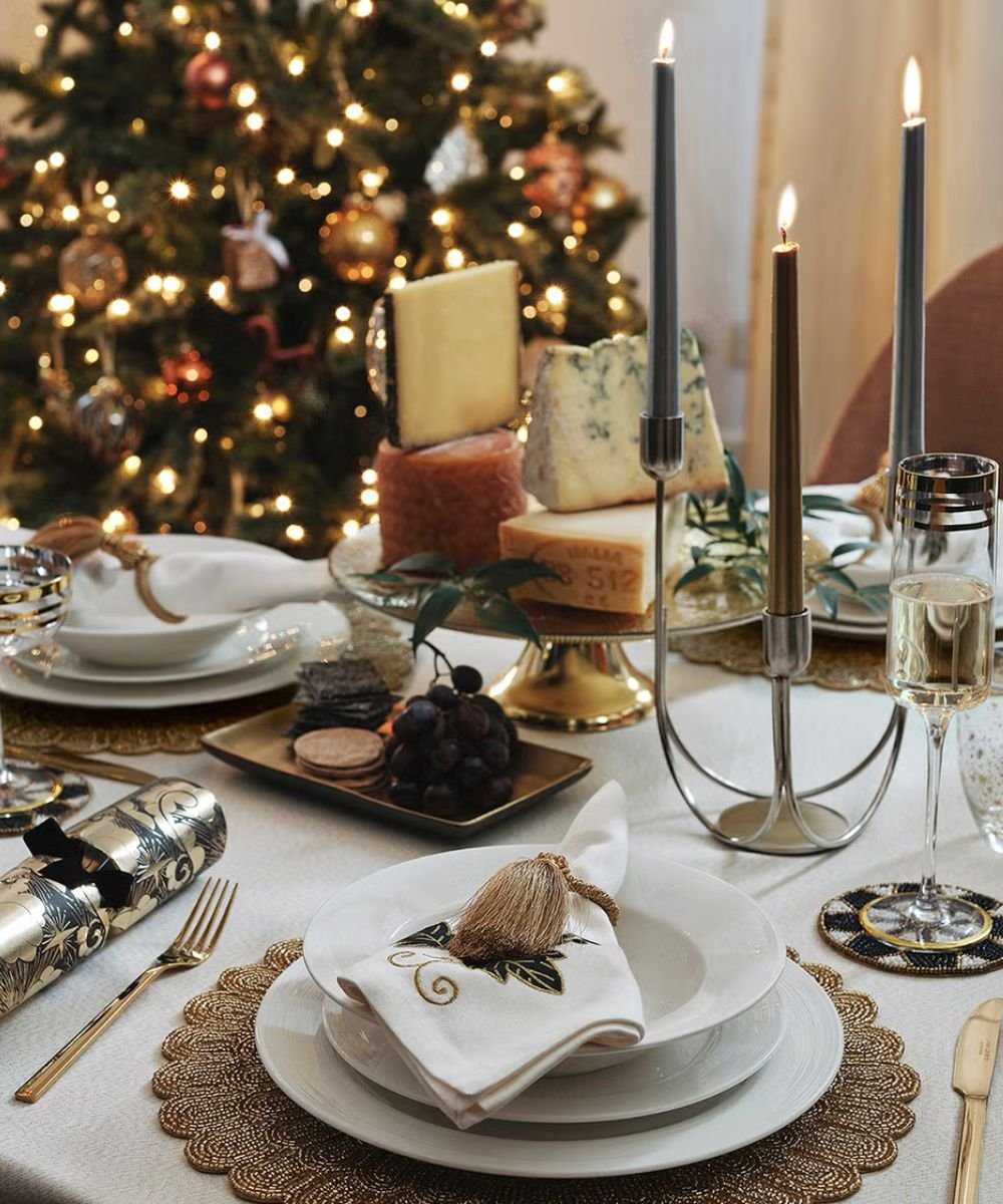 mesa de natal vermelha e dourada vs mesa de natal natural