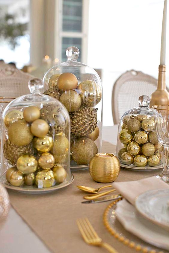 mesa de natal vermelha e dourada vs mesa de natal natural