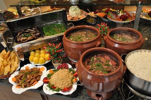 Ideias criativas de centros de mesa com temperos para sua feijoada