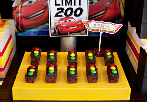 ideias criativas decoração mesa relampago mcqueen