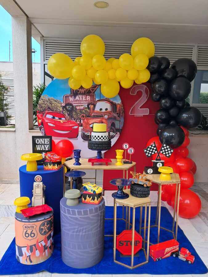 erros comuns ao decorar mesa tema relampago mcqueen