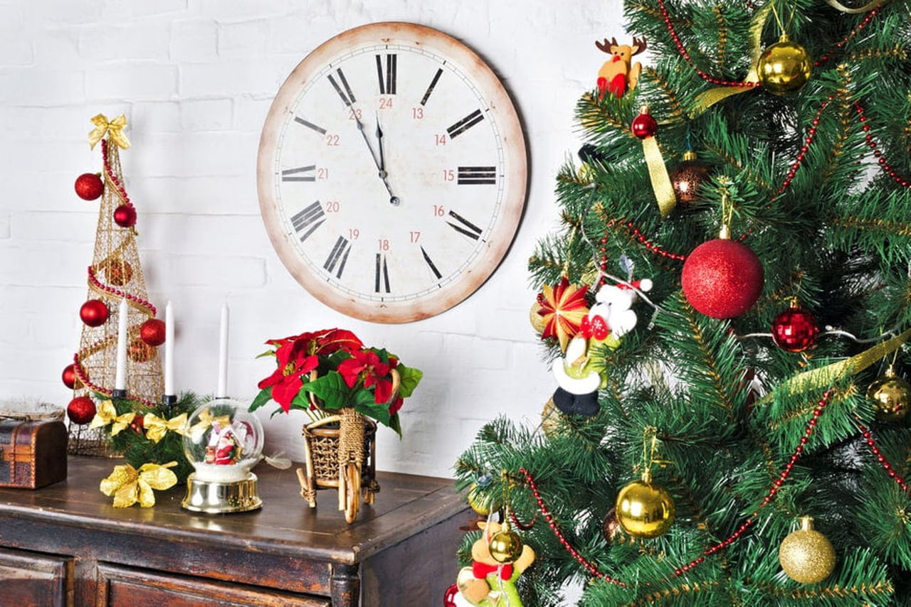 decoração natalina estante com pouco dinheiro