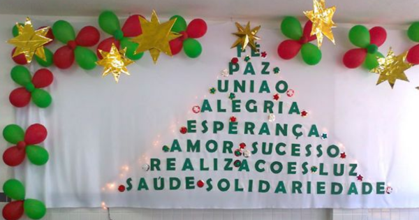 ideias de decoração de natal simples para escola com materiais reciclados