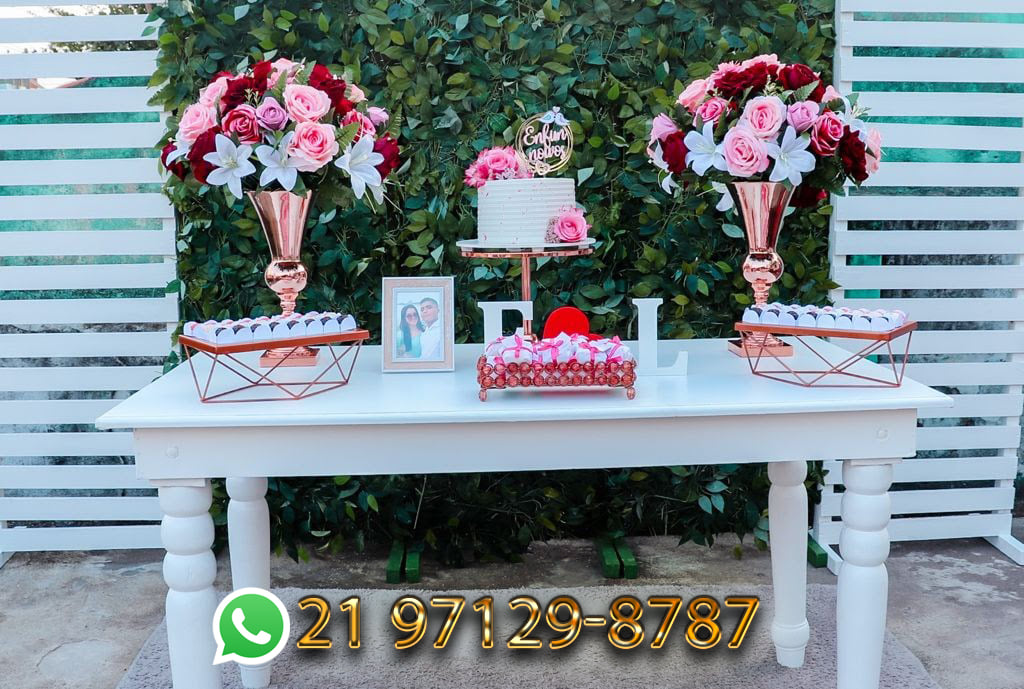 Mesa do Bolo e Painel: Dicas para um Noivado Intimista e Charmoso