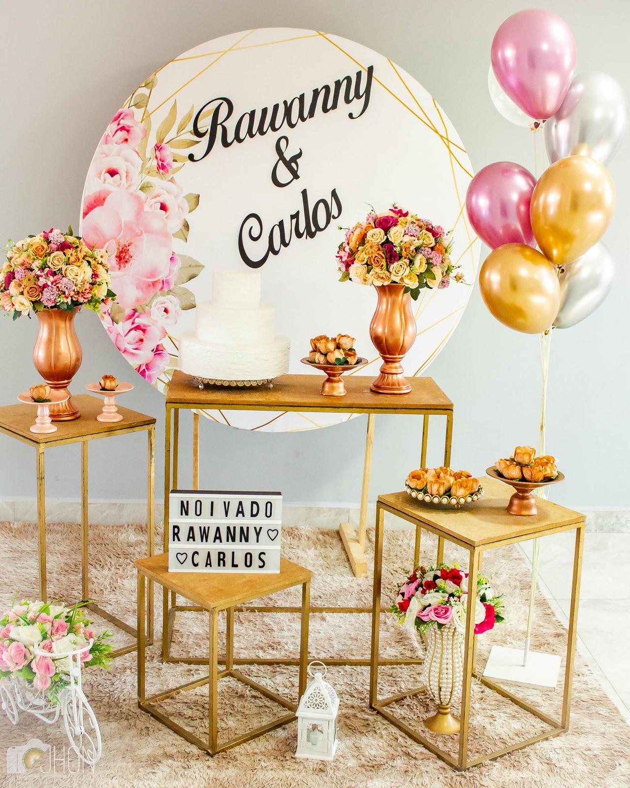 Mesa do Bolo e Painel: Dicas para um Noivado Intimista e Charmoso