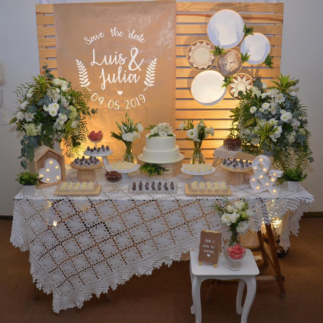 Mesa do Bolo e Painel: Dicas para um Noivado Intimista e Charmoso