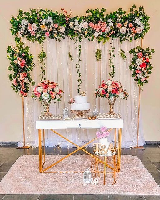 5 ideias de títulos:
1. Painel de Casamento DIY: Crie um Cenário Incrível Gastando Pouco
2. Tendências de Decoração de Casamento 2025: Minimalismo e Sustentabilidade
3. Flores para Casamento: Opções Econômicas e Elegantes
4. Materiais Criativos para Painéis de Casamento: Tecidos