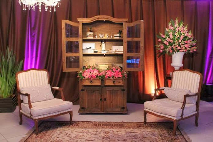 5 ideias de títulos:
1. Painel de Casamento DIY: Crie um Cenário Incrível Gastando Pouco
2. Tendências de Decoração de Casamento 2025: Minimalismo e Sustentabilidade
3. Flores para Casamento: Opções Econômicas e Elegantes
4. Materiais Criativos para Painéis de Casamento: Tecidos