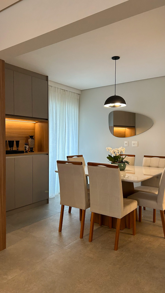 decoração de parede de sala de jantar com espelho