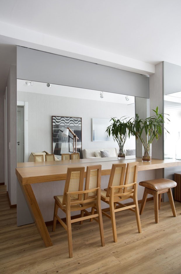 decoração de parede de sala de jantar com espelho