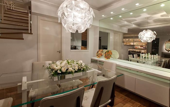 decoração de parede de sala de jantar com espelho