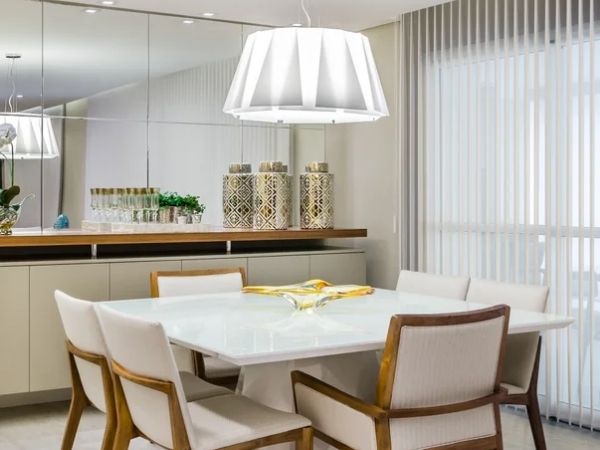 decoração de parede de sala de jantar com espelho