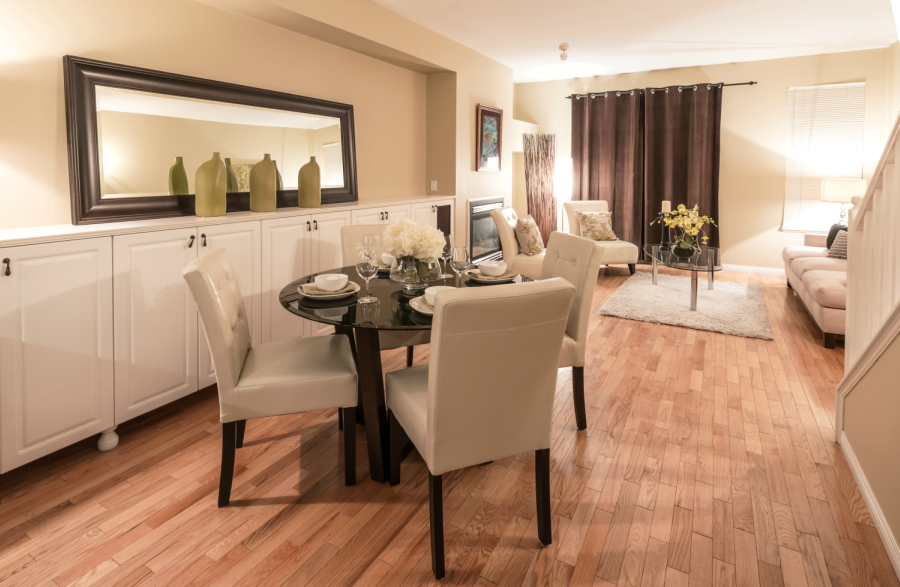 decoração de parede de sala de jantar com espelho