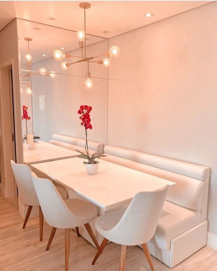 decoração de parede de sala de jantar com espelho