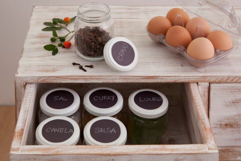 potes plásticos decorados vs potes de vidro