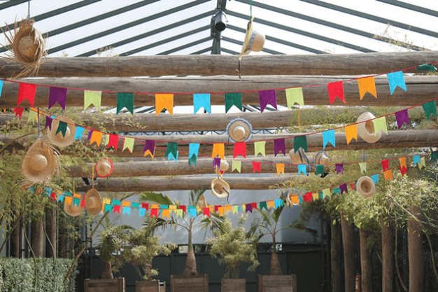 como fazer decoração festa junina barata