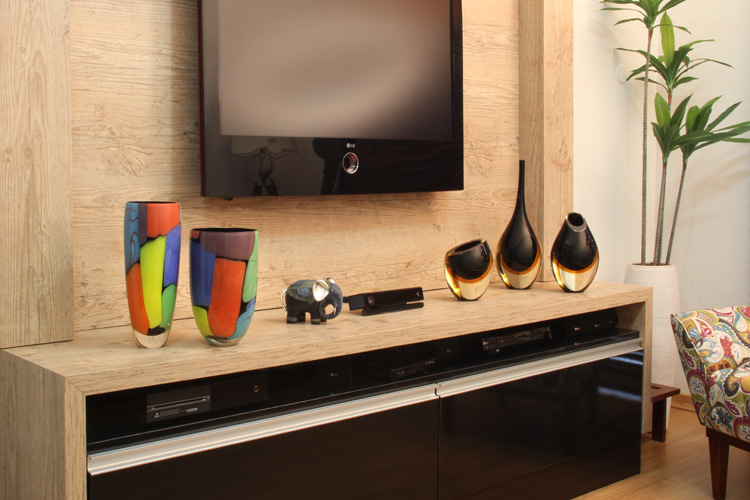 decoração de rack com vasos