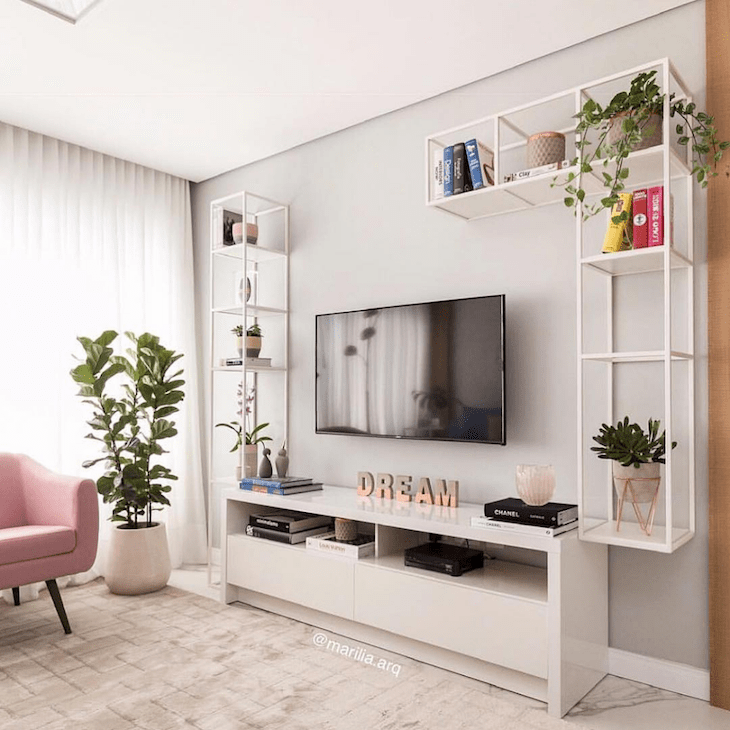 5 Ideias Criativas para Decorar seu Rack de TV
Como Escolher o Rack Perfeito para sua Sala
Tendências de Decoração para Racks em 2024
Organização e Estilo: Dicas para seu Rack
Iluminação e Acessórios: O Toque Final na Decoração do Rack