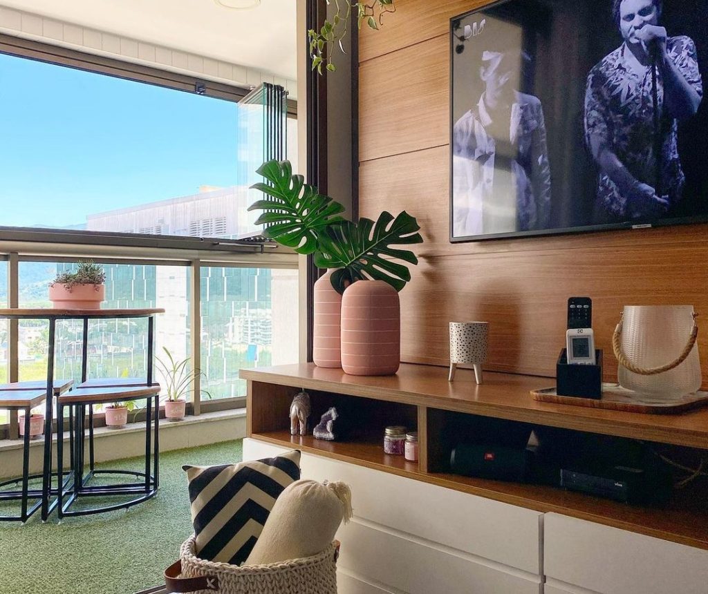 Rack de sala com plantas