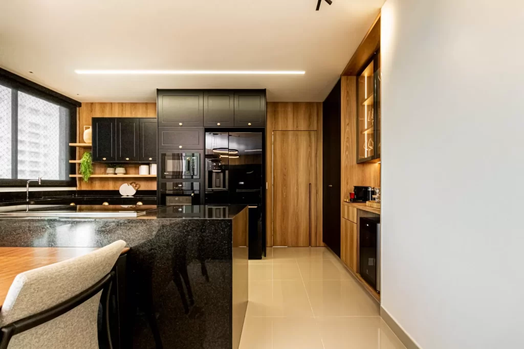 como combinar plantas com sofa preto na sala