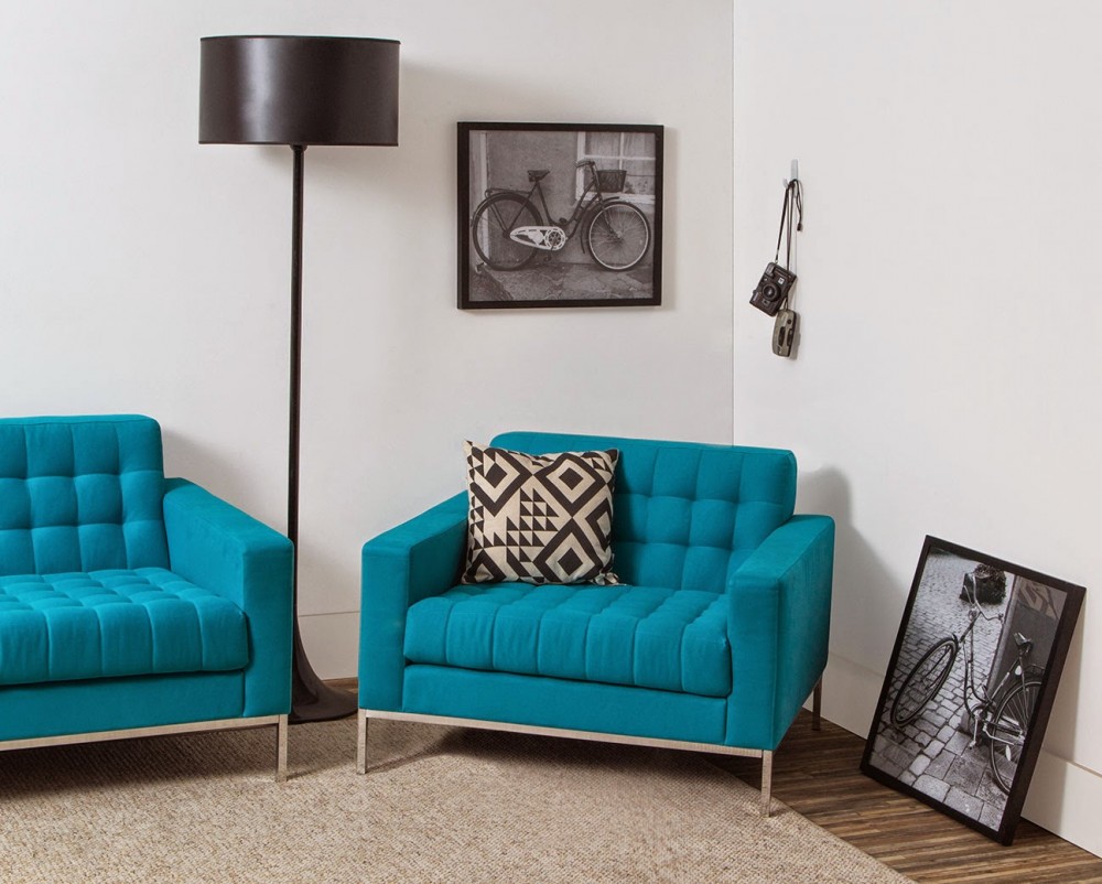decoração de sala com poltrona azul