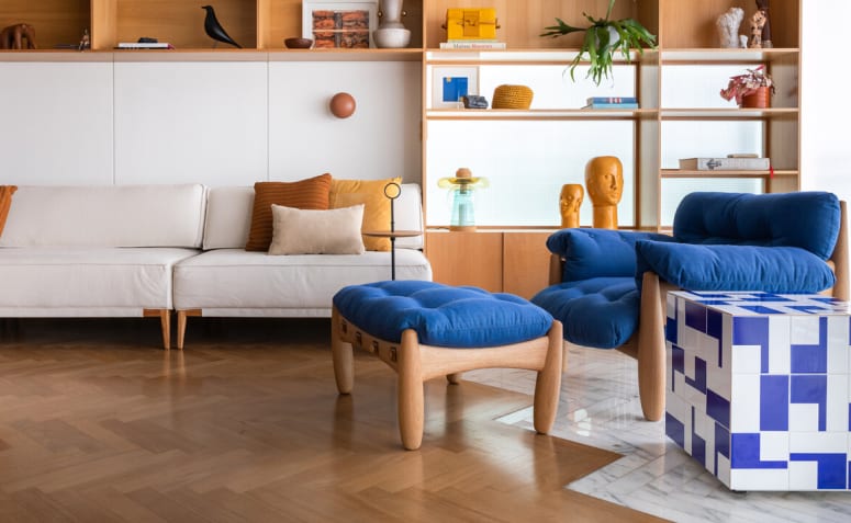 erros comuns ao decorar sala com poltrona azul