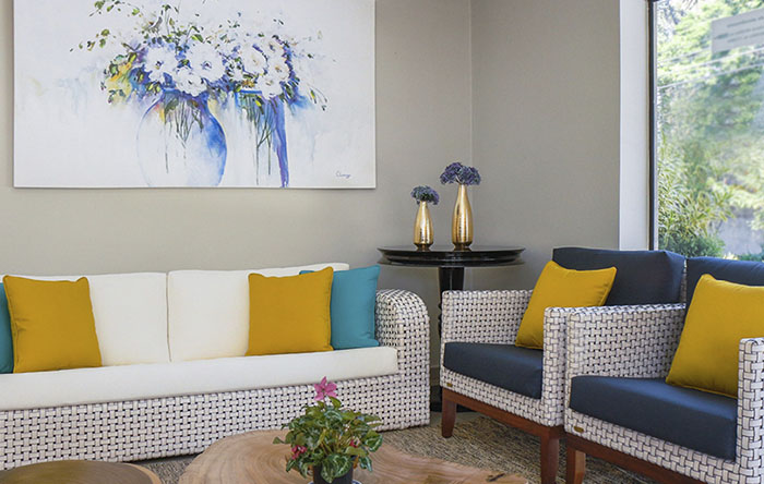 poltrona azul veludo ou linho qual escolher