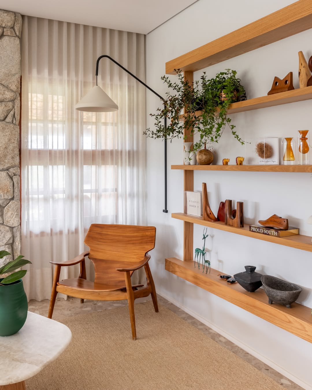 decoração de sala com prateleiras na parede