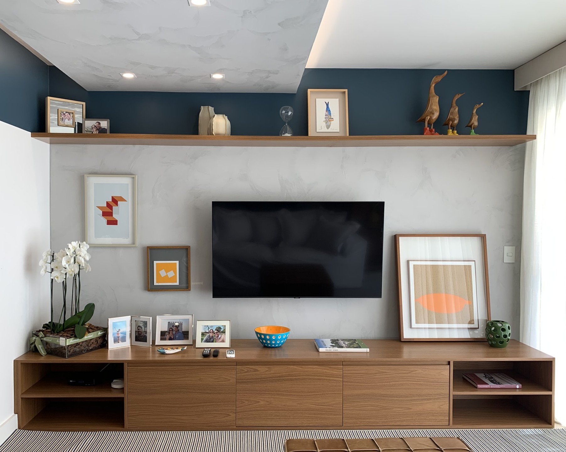 Transforme Sua Sala com Prateleiras: Itens Essenciais para Decorar