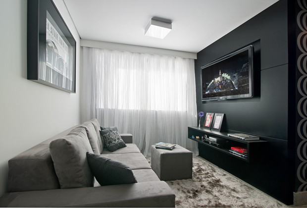 decoração de sala com rack preto