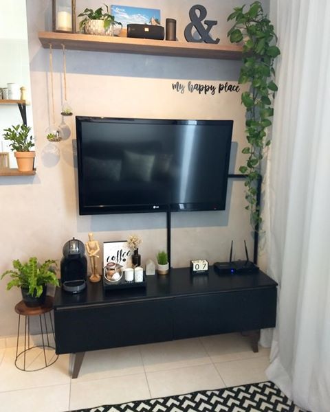 erros comuns ao decorar sala com rack preto