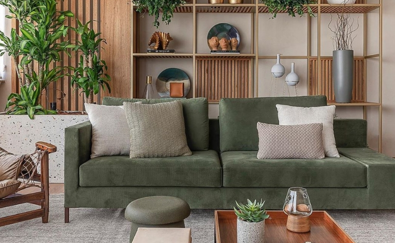 decoração de sala com sofá verde escuro