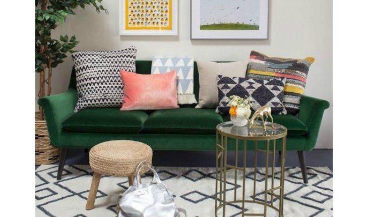 erros comuns decorar sala sofá verde