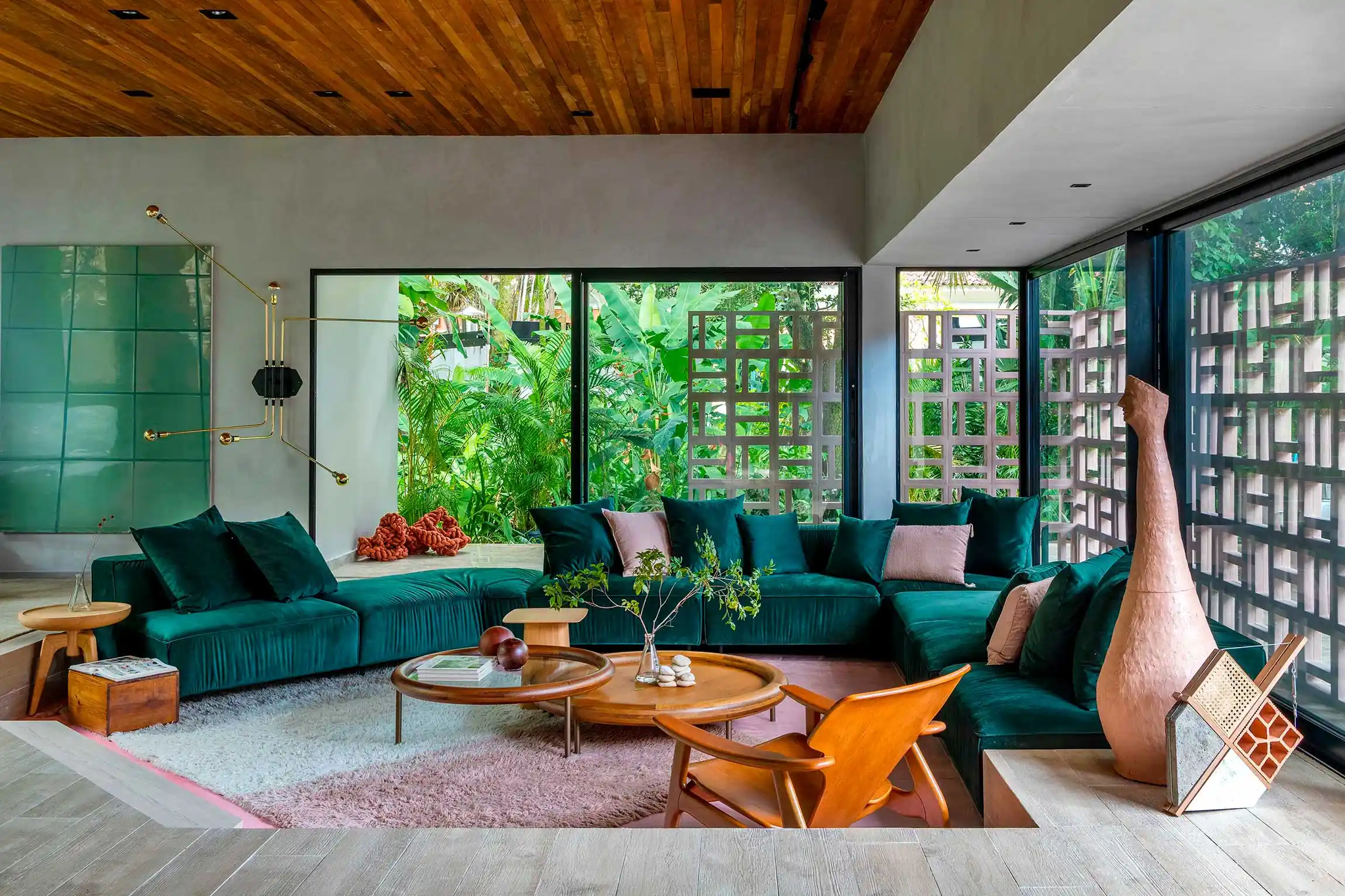 melhores plantas para sala com sofá verde escuro