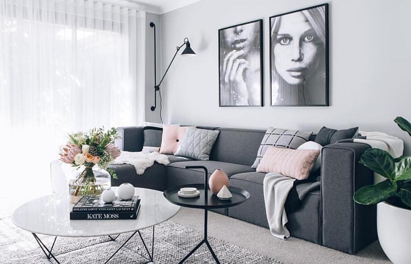 erros comuns ao decorar sala com sofá cinza
