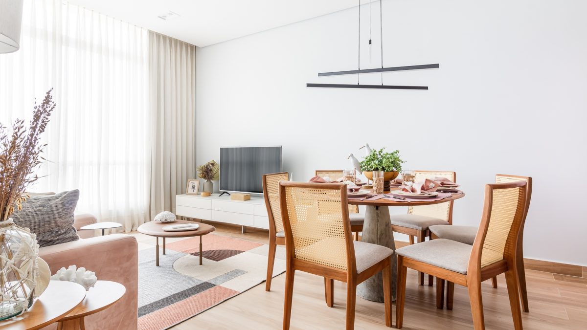 5 ideias de títulos:
1. Sala de Estar e Jantar Integradas: Soluções Inteligentes para Espaços Pequenos
2. Maximizando o Espaço: Dicas Essenciais para Decorar sua Sala Integrada
3. Móveis Inteligentes: Como Escolher Peças para Salas Pequenas Integradas
4. O Poder das Cores e Espelhos na Ampliação de Salas Integradas
5. Estilos de Decoração para Salas Pequenas com Dois Ambientes