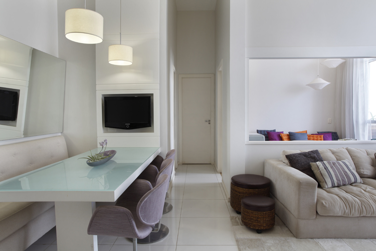 decoração de sala pequena com mesa de jantar e sofá