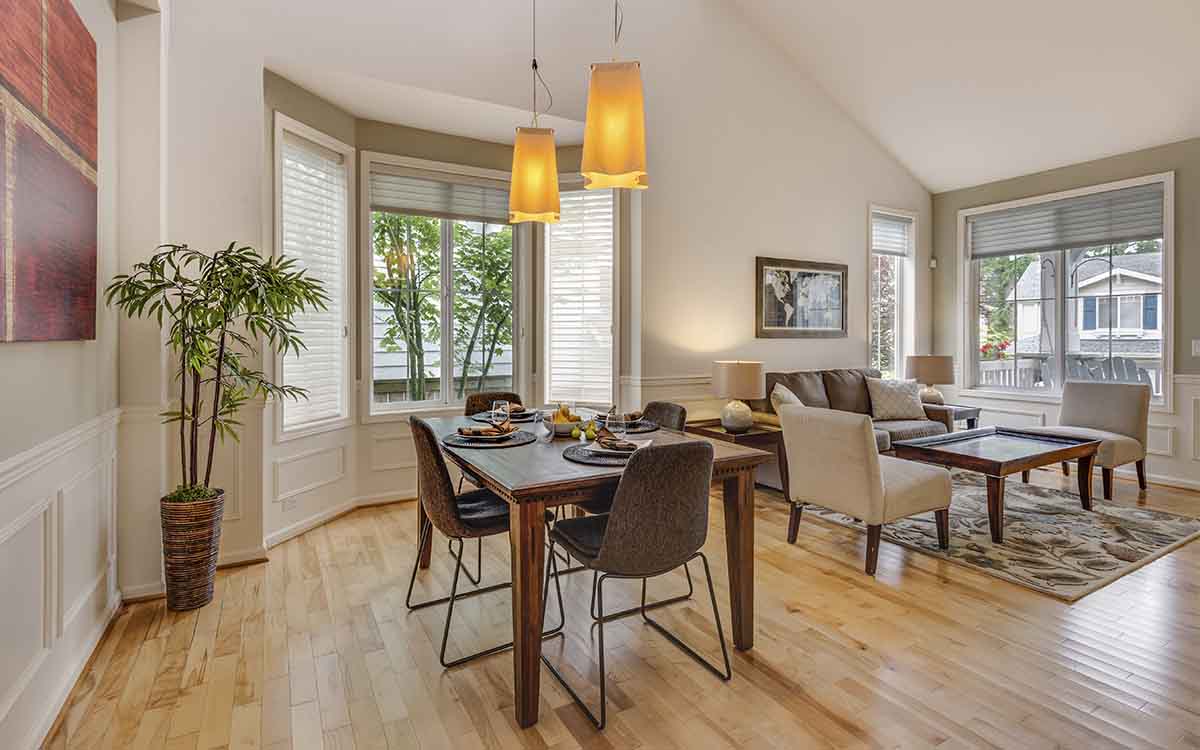 decoração de sala pequena com mesa de jantar e sofá