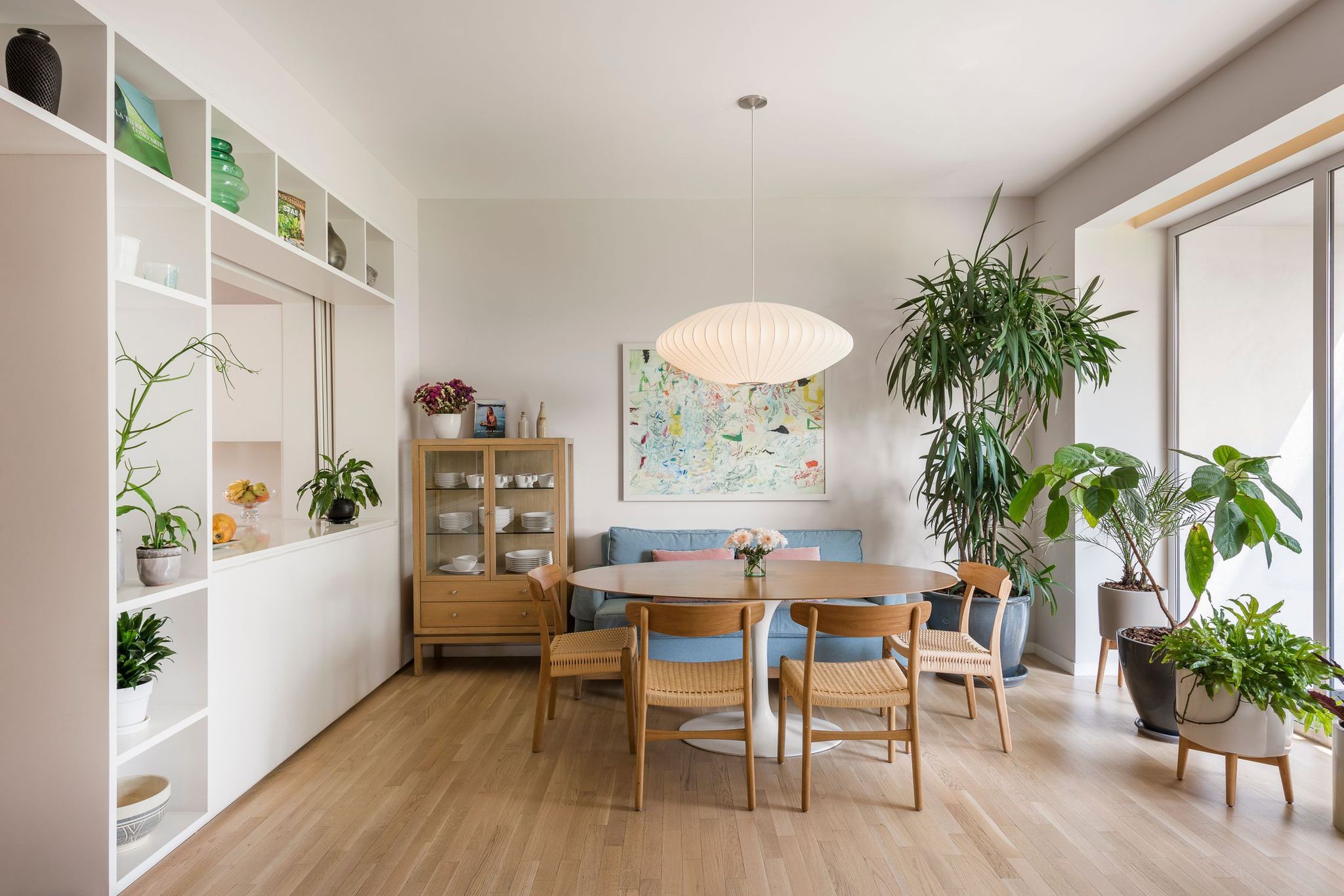 decoração de sala pequena com mesa de jantar e sofá