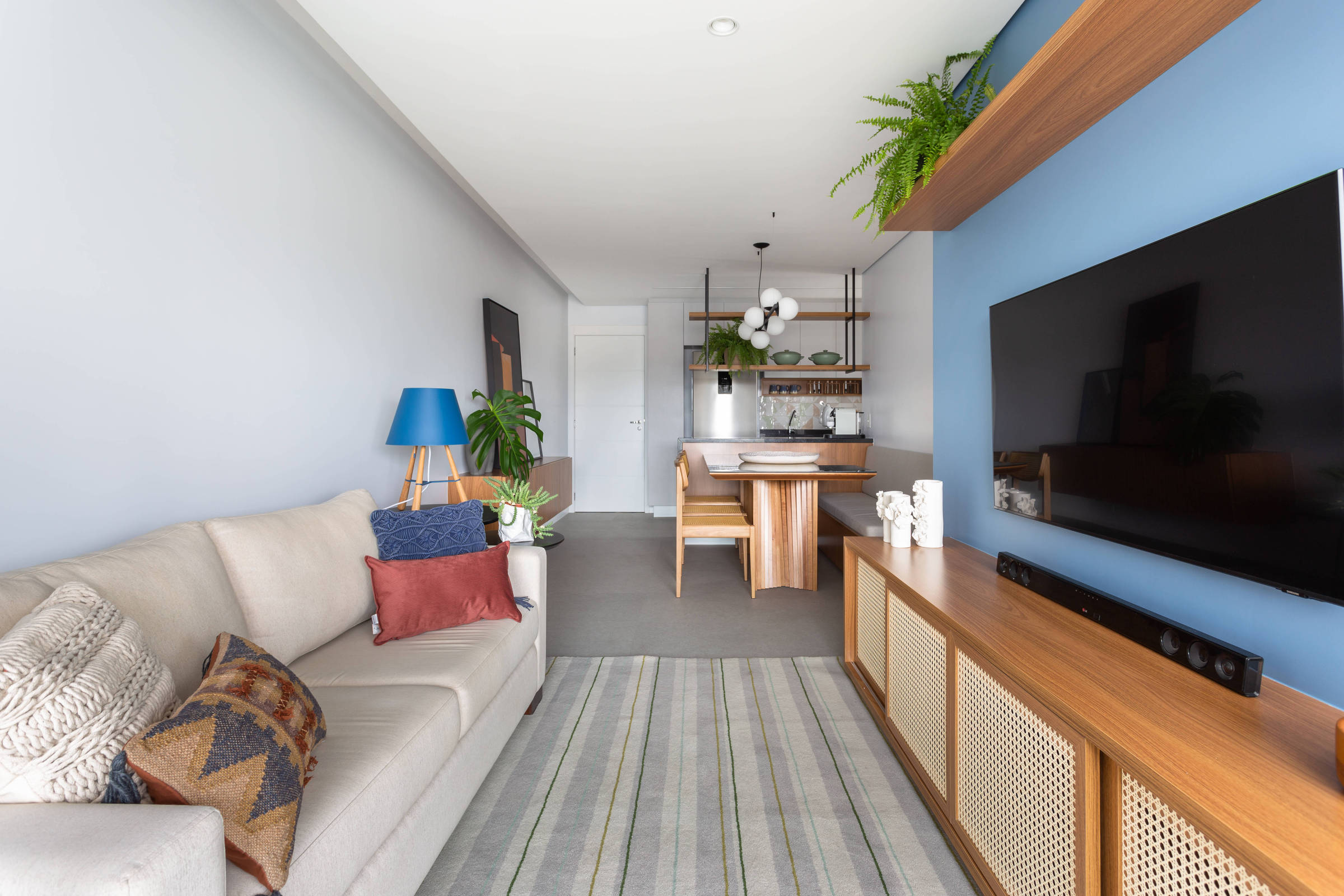 decoração de sala pequena com mesa de jantar e sofá