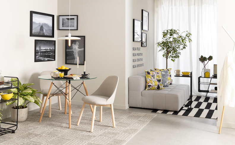 decoração de sala pequena com mesa de jantar e sofá